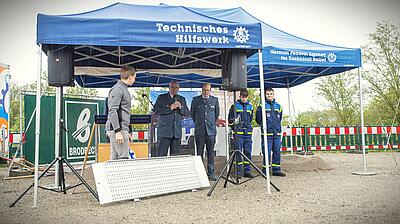 THW-BV Vizepräsident Markus Jaugitz übergibt dem THW-OV Kirchheim unter Teck feierlich die Rollwagenrampe. Von links nach rechts: Lukas Kalnik (invetied), Markus Jaugitz (Vizepräsident der THW-BV), Alex Rode (TrFü und JuGrL THW-OV Kirchheim unter Teck und Vertreter der THW-Jugend des OV Mark Auer und Julian Zimmermann. Quelle: inventied