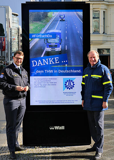 THW-BV Präsident Marian Wendt, MdB und THW-Präsident Gerd Friedsam vor einem Motiv der "DANKE"-Kampagne.